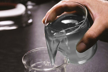 Cairan fracking hidrolik viskositas tinggi dengan korosifitas rendah dan tingkat pH netral